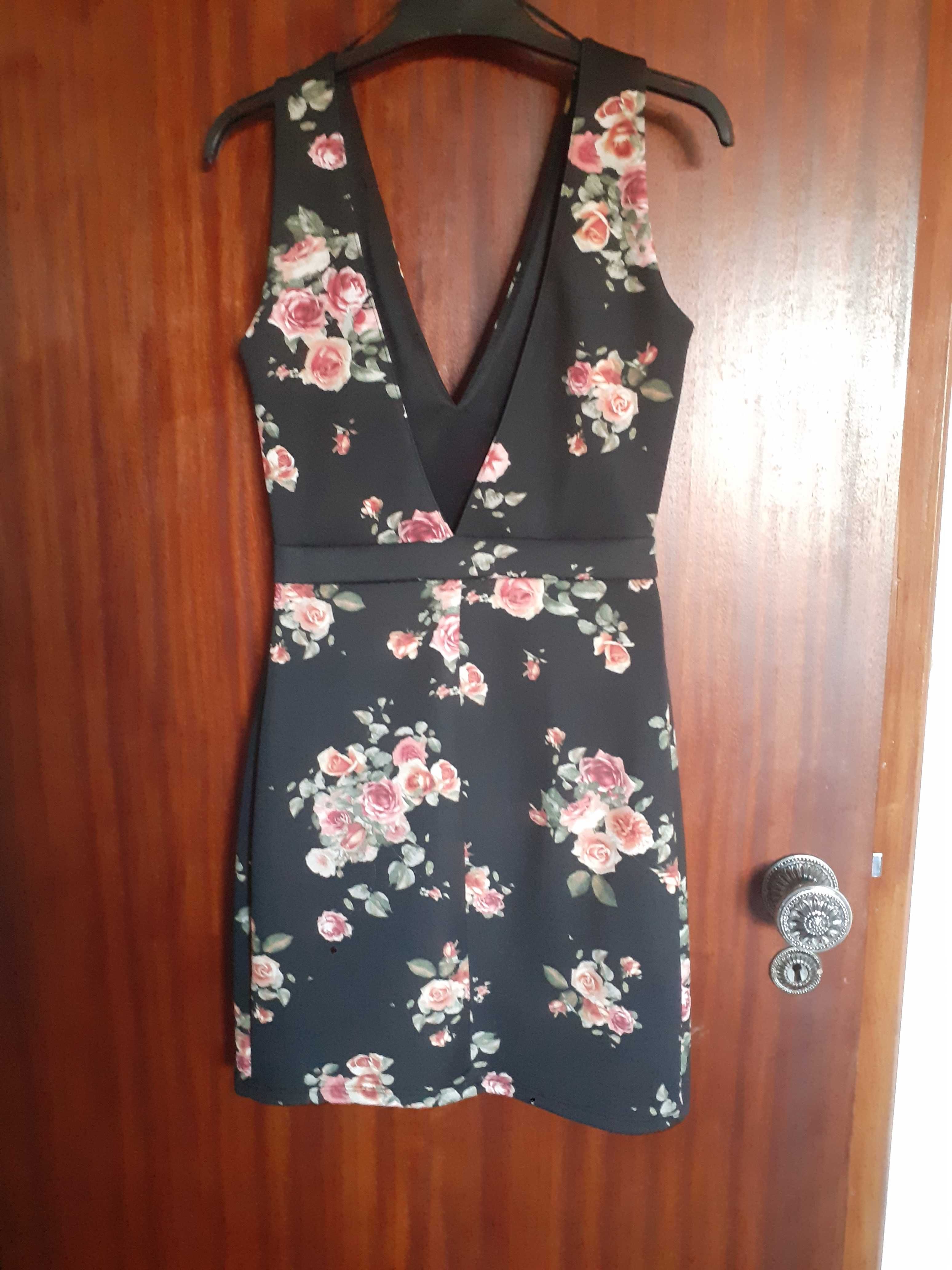 Vestido preto com flores, da Bershka