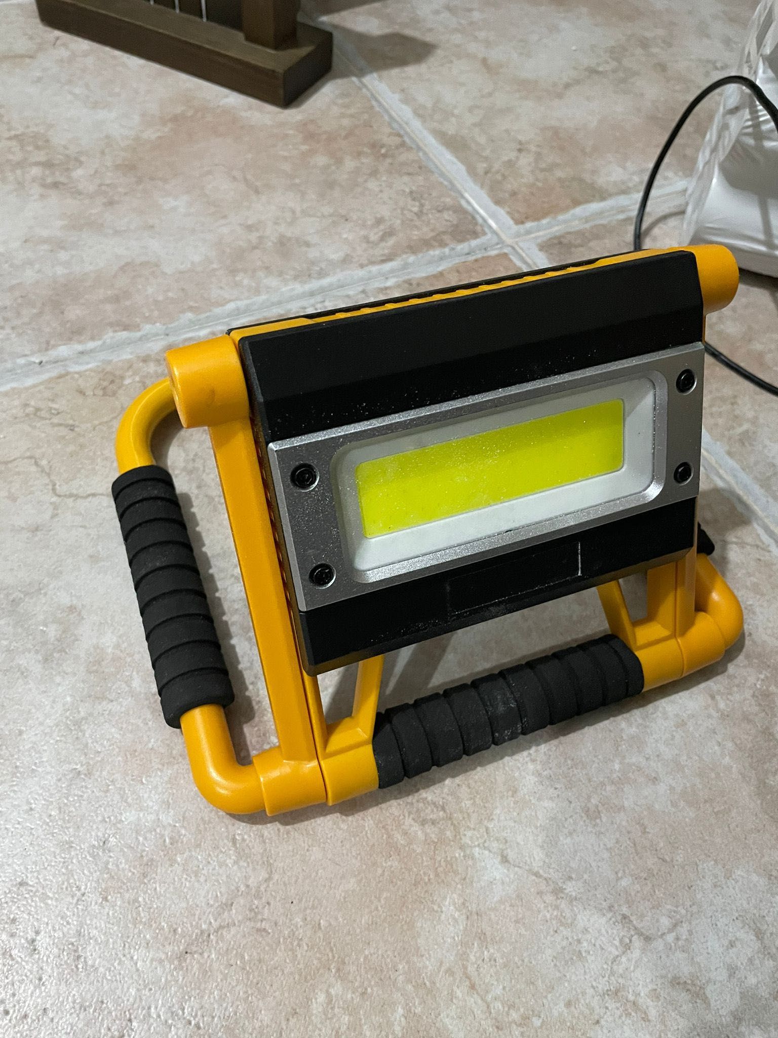 Luz led - carrega com a luz solar