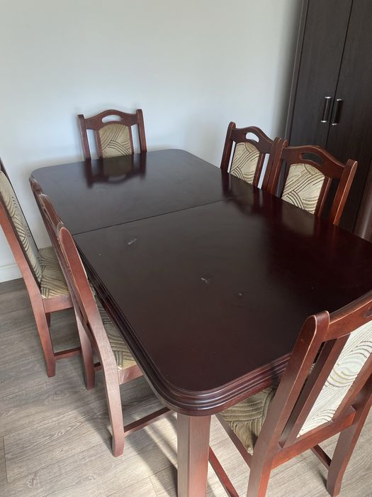 Zestaw ciemny brąz stół krzesła komoda