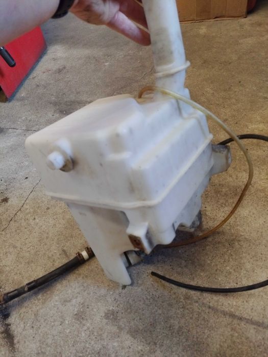 Zbiornik do płynu od spryskiwaczy do mazdy 6 RF7J z lat 2006 do 2007