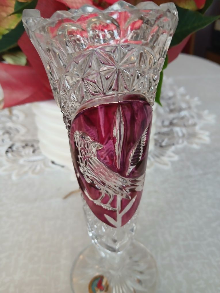 Wazon kryształowy z ptakiem rubinowym