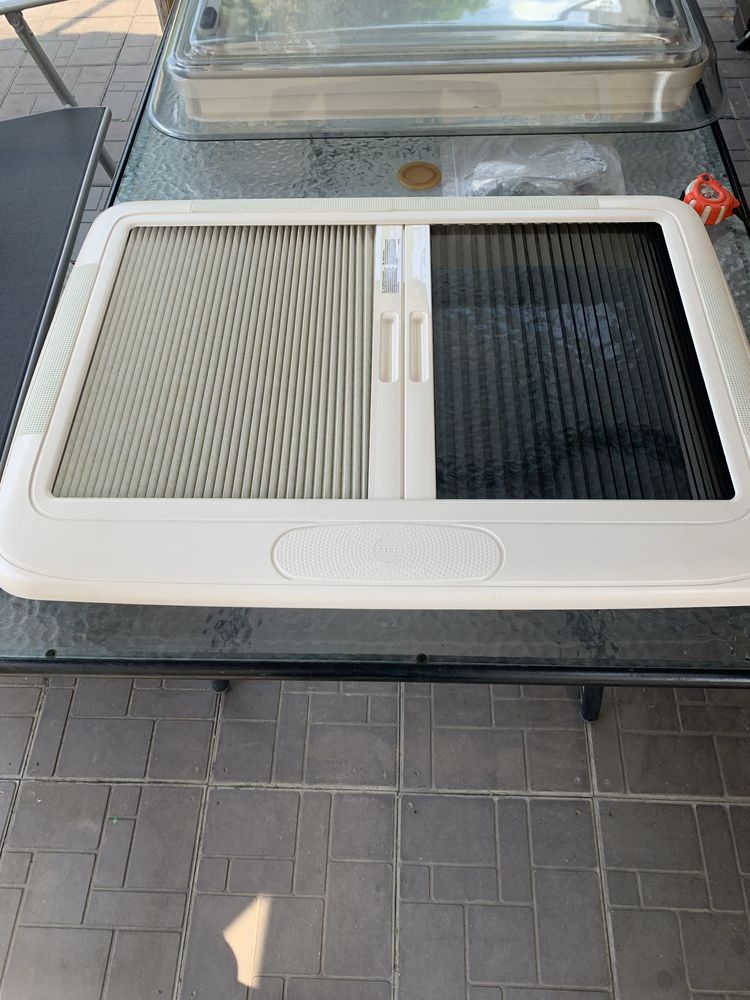 Люк для кемпера Dometic.
