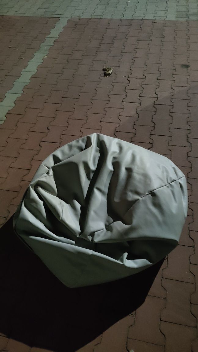 Duża szara pufa do leżenia odpoczywania