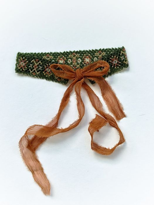 Смарагдова силянка з преміального бісеру TOHO на шовкових зав'язках