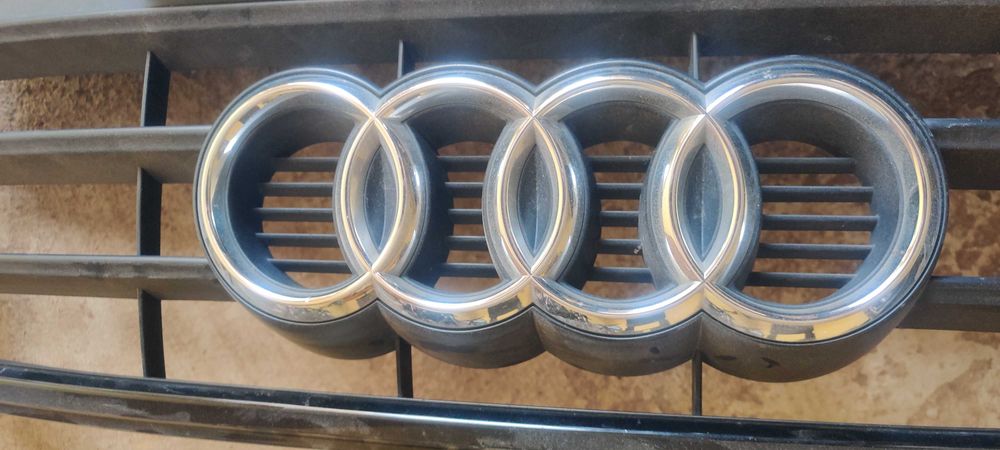 Решетка радиатора AUDI A4B8