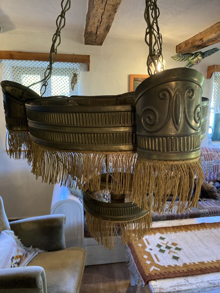 Stara lampa żyrandol nad stół