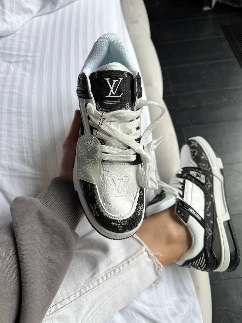 купити кросівки Louis Vuitton Trainer Sneaker White / Black распродаж1