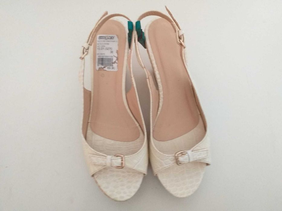 Sandália de Cunha em Couro Sintético Off-White