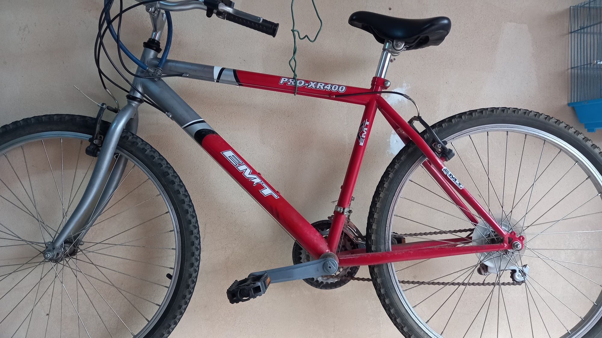 Duas bicicletas e uma garrafa
