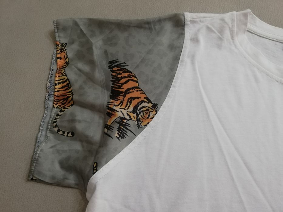 T-shirt branca com padrão nas mangas