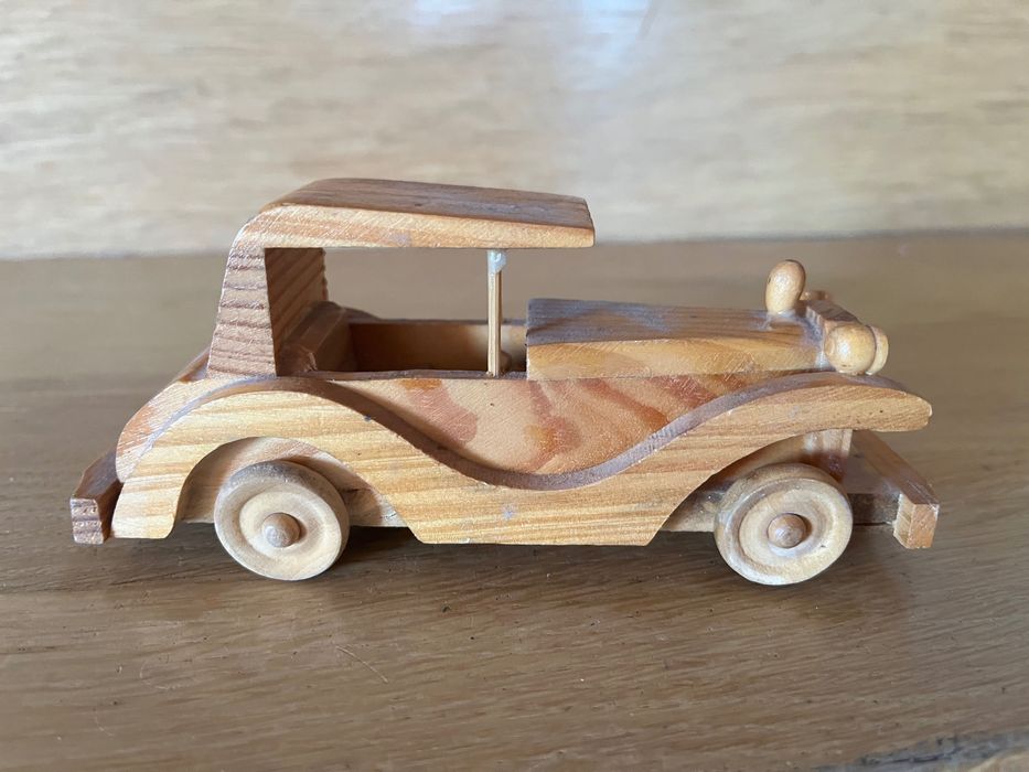 Drewniany samochód. Zabawka, eksponat, prezent, model.