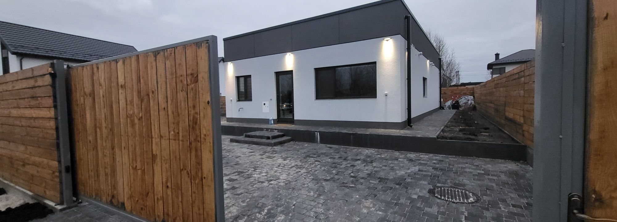 Продаж будинку з монолітним дахом