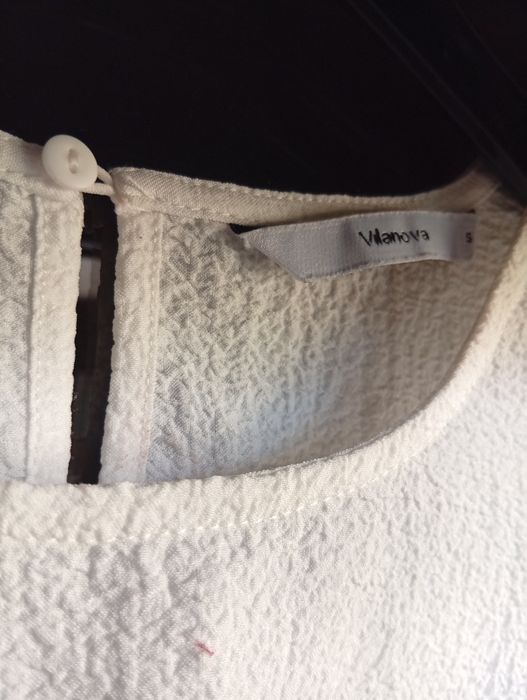 Blusa branca com manga comprida e folho