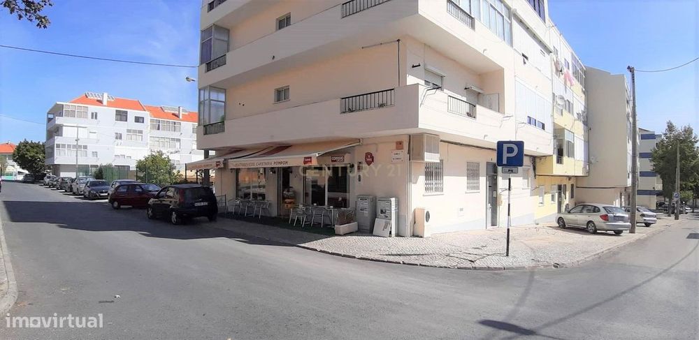 Loja  na rua cidade de Almada em Vale Fetal - Próximo da GNR