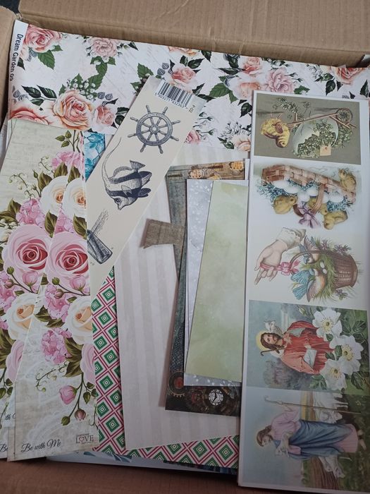 Karton ścinków papierowych, scrapbooking