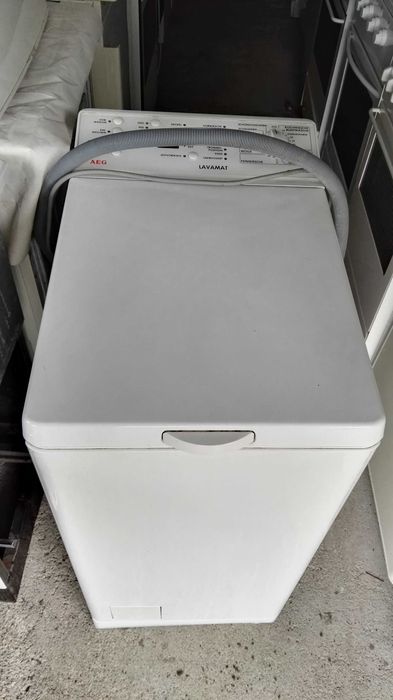 Wąska pralka niemieckiej marki AEG otwierana od góry