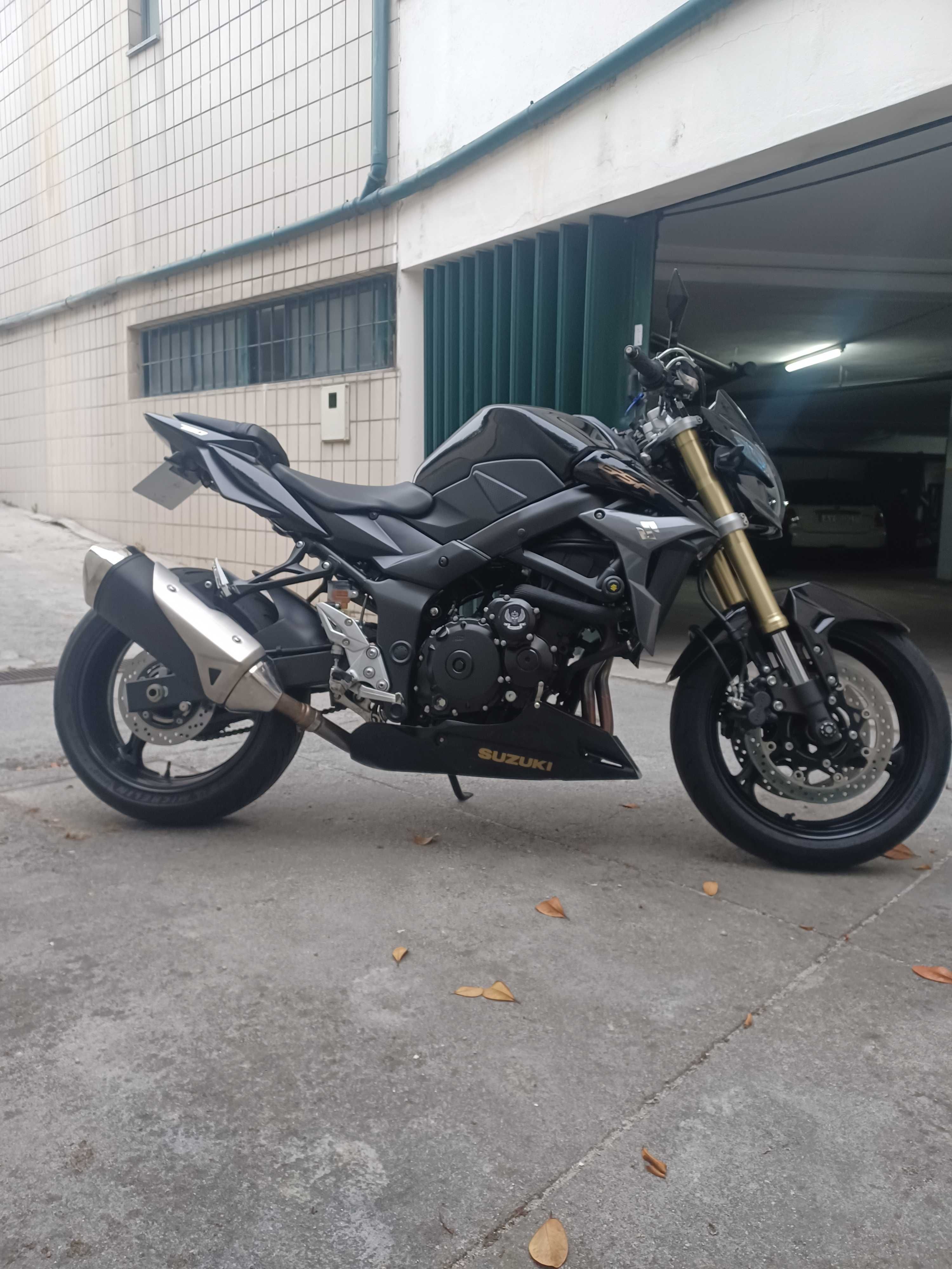 Suzuki GSR 750cc