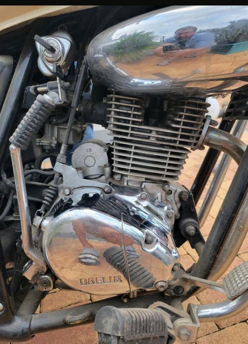 Motocykl Daelim 125 jako dekoracja