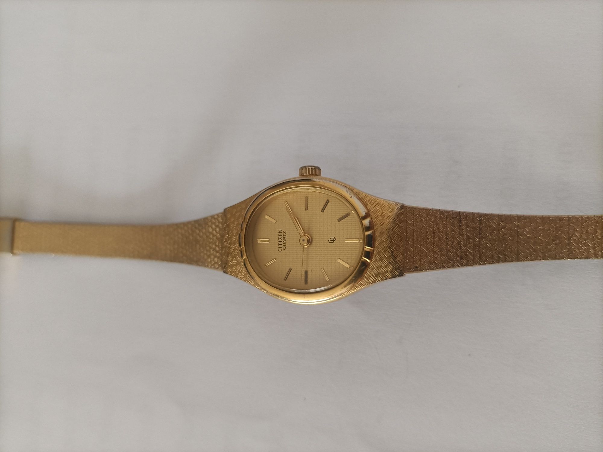 Relógio Citizen de quartzo com Lady bracelete e mostrador oval