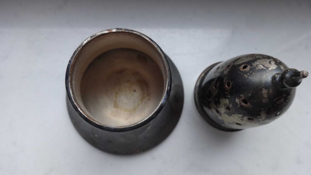 Bardzo stara duża angielska solniczka.