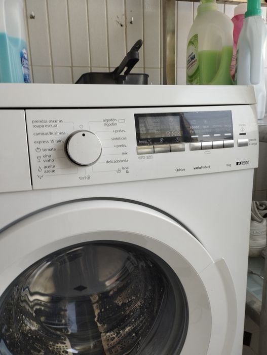 Máquina de lavar roupa uma estante e um carrinho