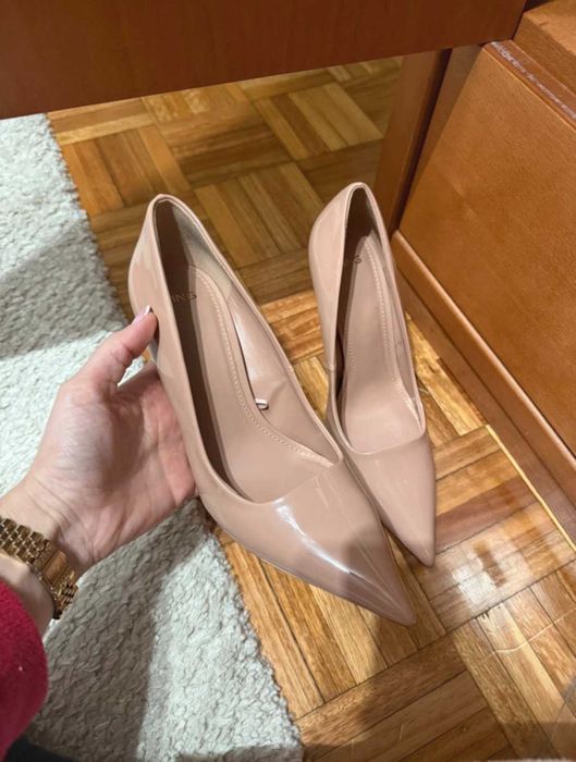 Sapatos de salto alto stiletto