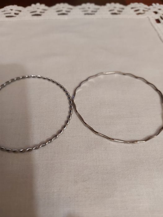 2 Pulseiras finas Prateadas.
