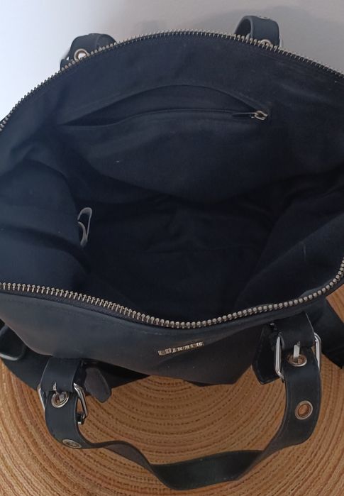 Bolsa preta em poliuretano com alça ajustável e design elegante