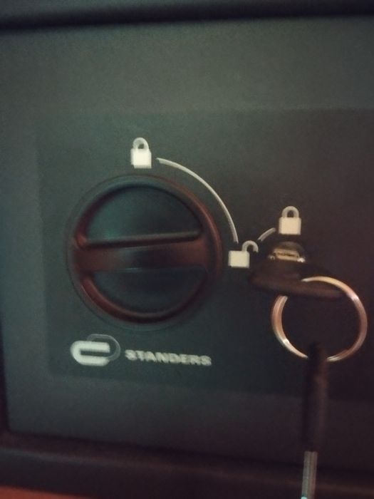 Sprzedam sejf elektroniczny z klawiaturą numeryczną