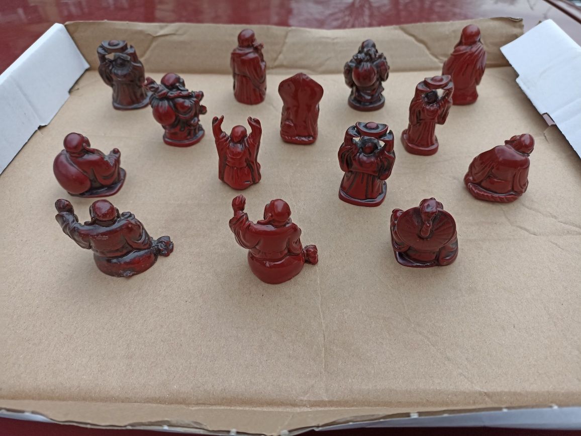 14 niedużych figurek Buddy z czerwonej laki