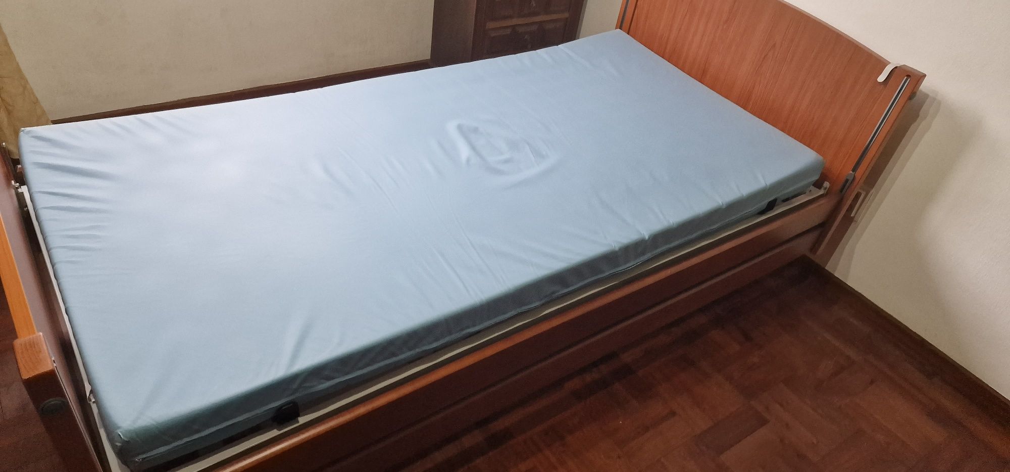 Cama articulada em excelente estado