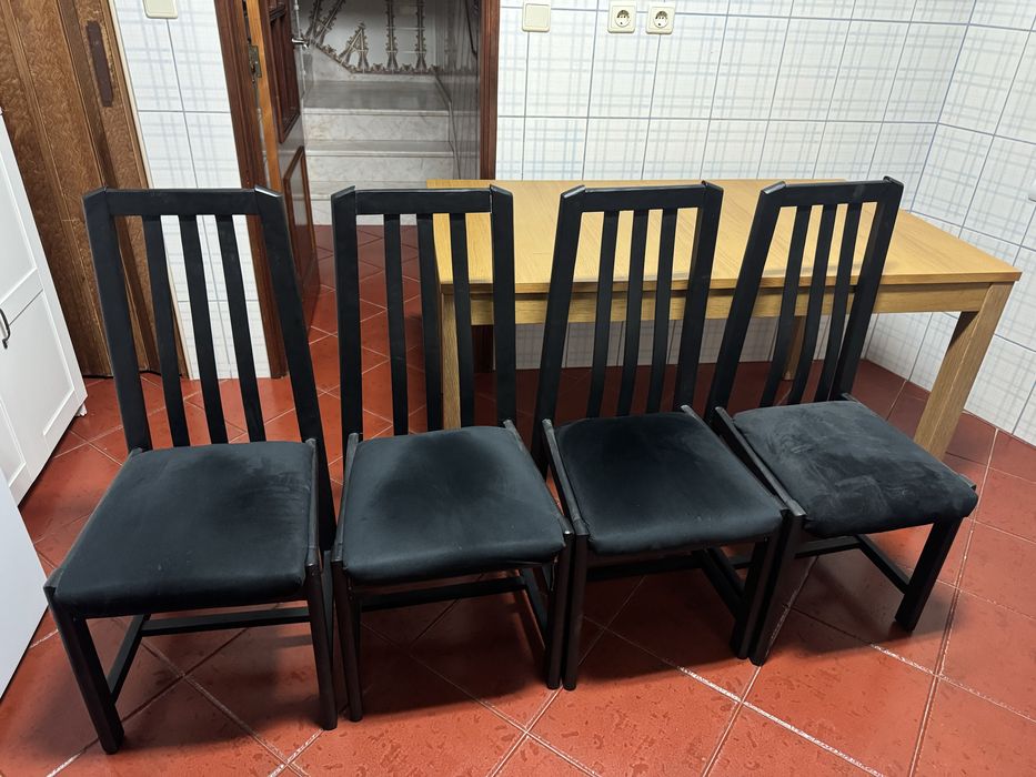 Cadeiras cochoadas de veludo preto