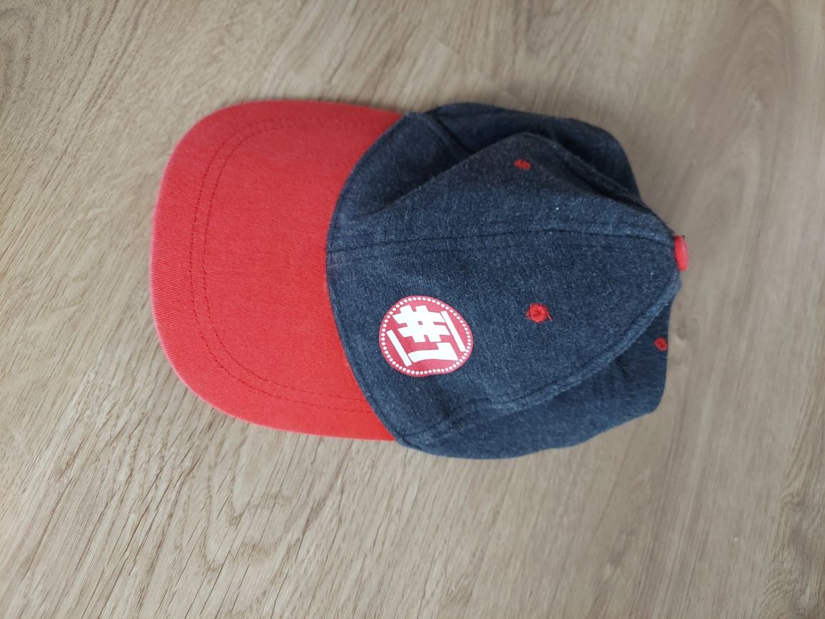 Bawełniana czapka z daszkiem dla chłopca grafitowa czerwona regulacja