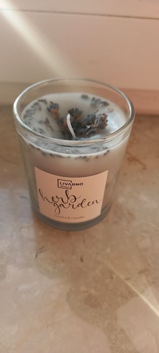 świeca zapachowa o zapachu lawendy i czekolady