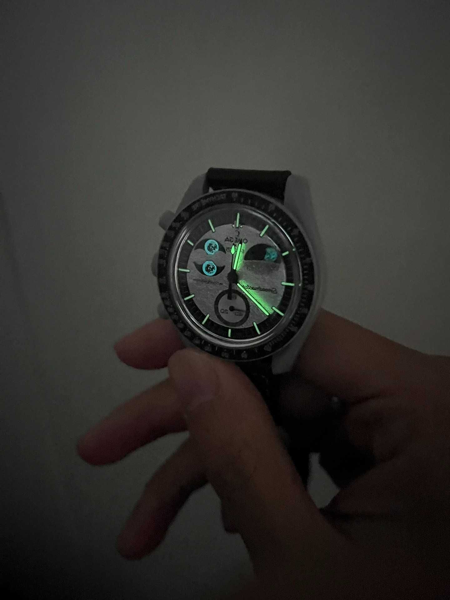 Omega x Swatch Faza Ziemi SO33M700 - zegarek używany