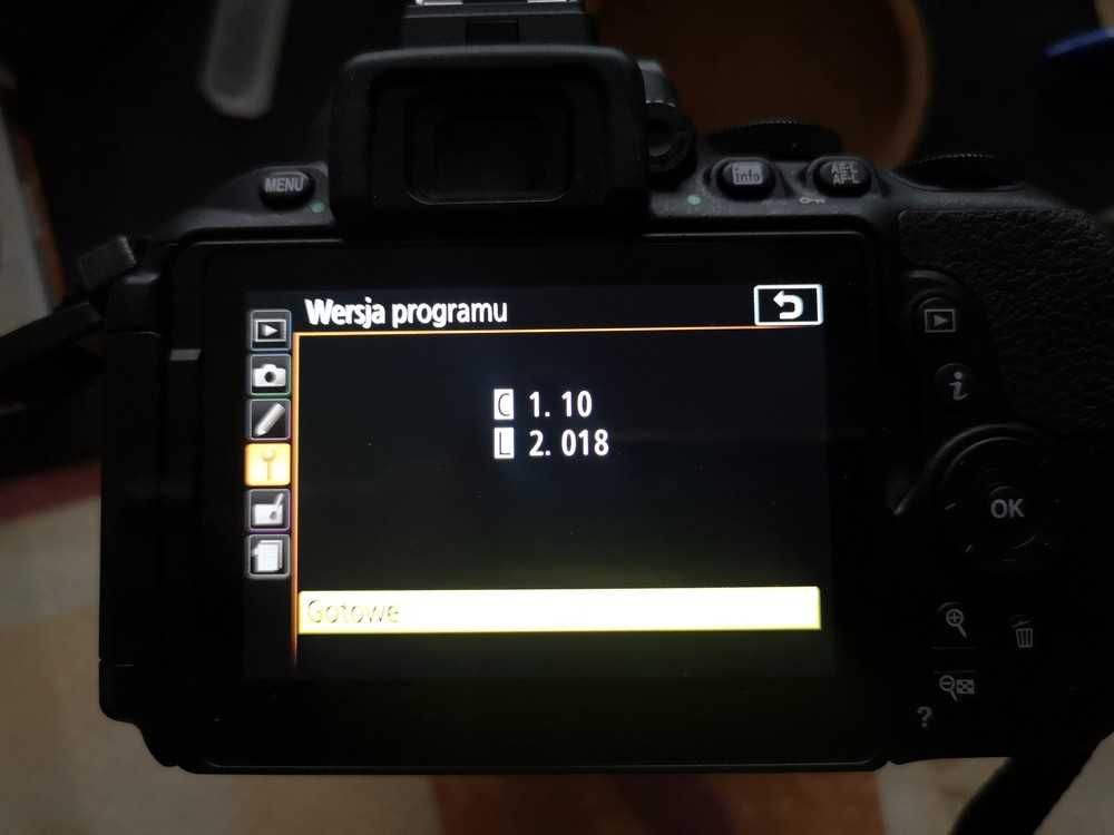 Aparat Nikon D5600 + obiektyw 18-105 + dodatki (ilość migawek 386)