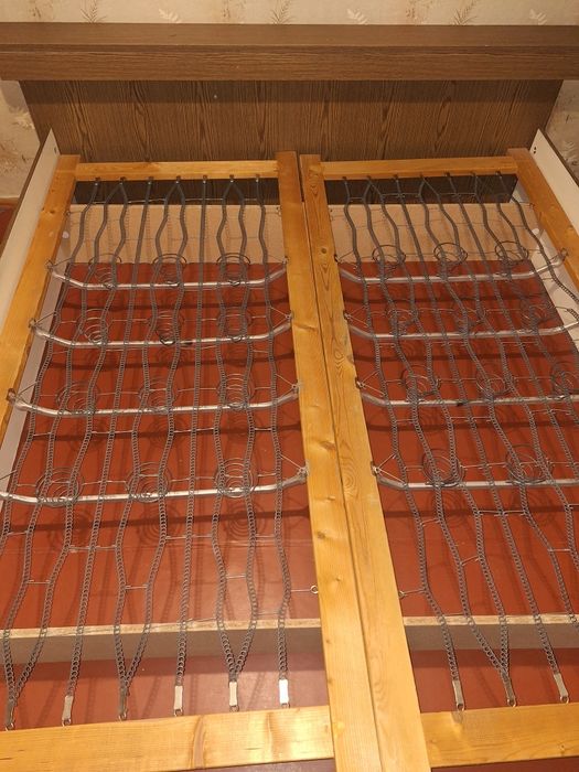 Двоспальне дерев'яне ліжко