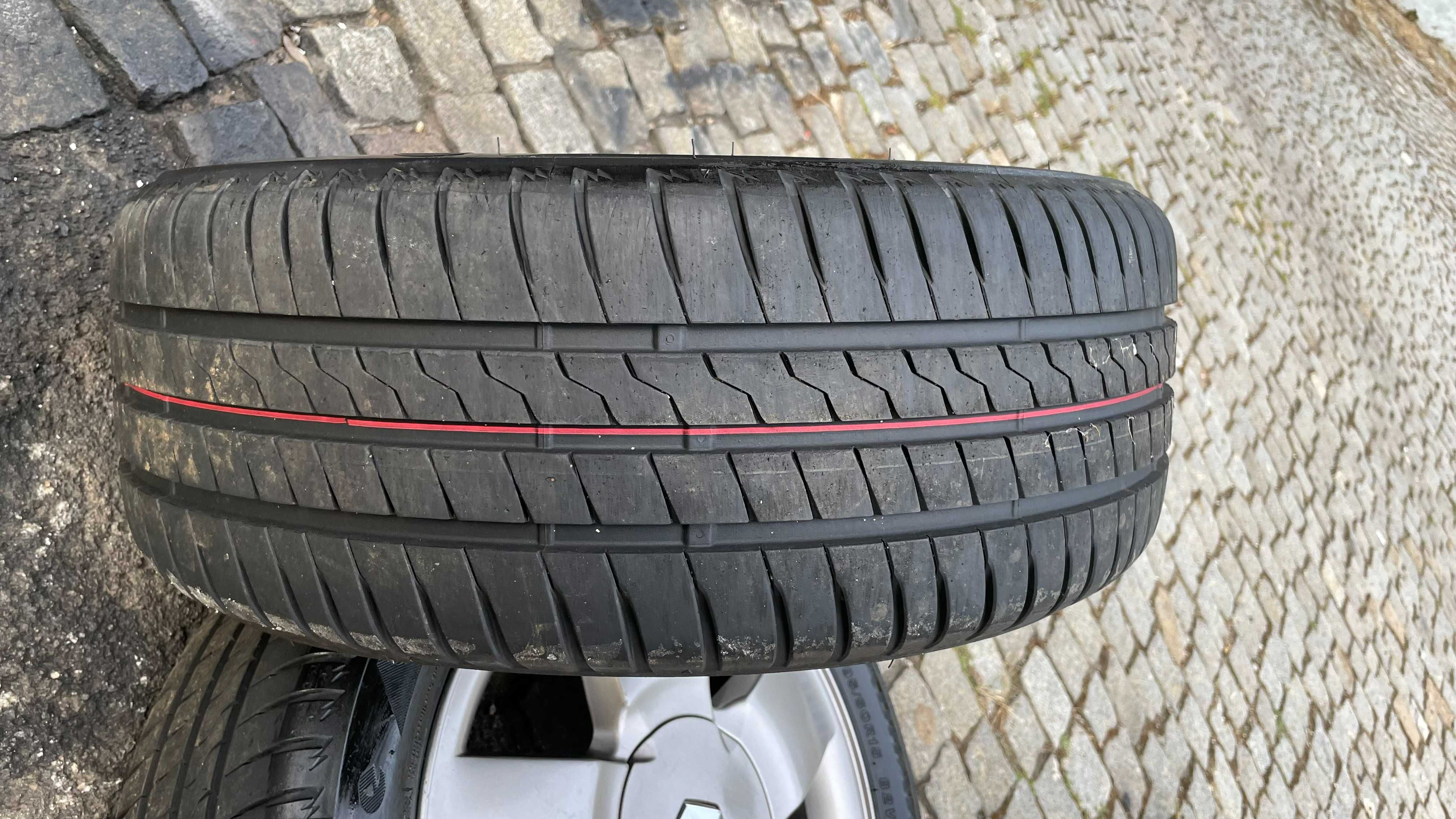 Jantes Renault 15 Polegadas com pneus 195/50R15 Firestone.