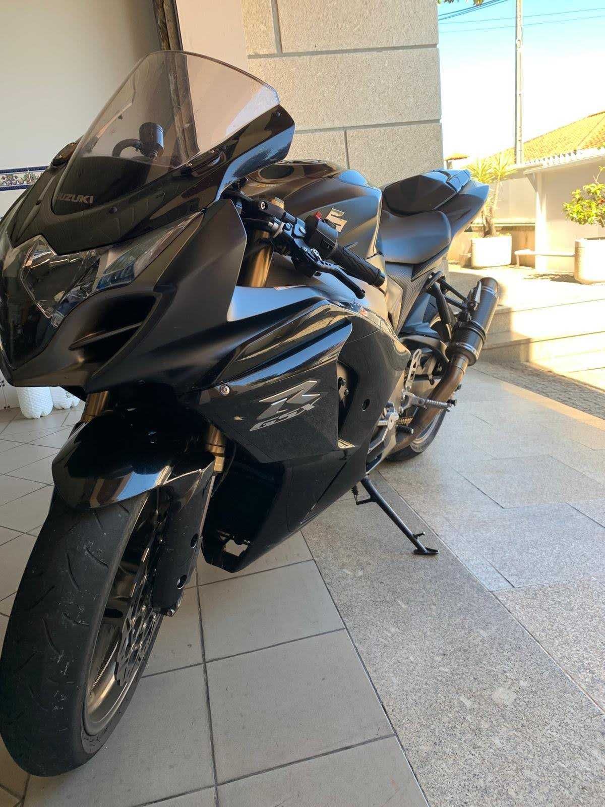 Suzuki em bom estado