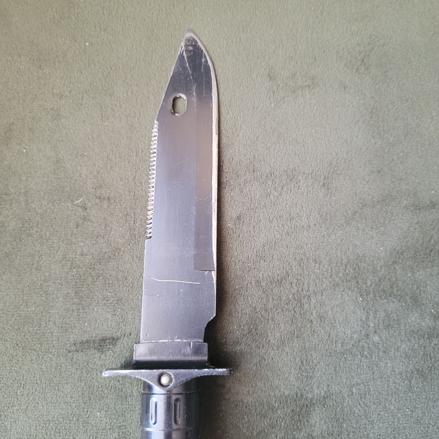 Nóż z etui oraz mini kompasem i krzesiwem
