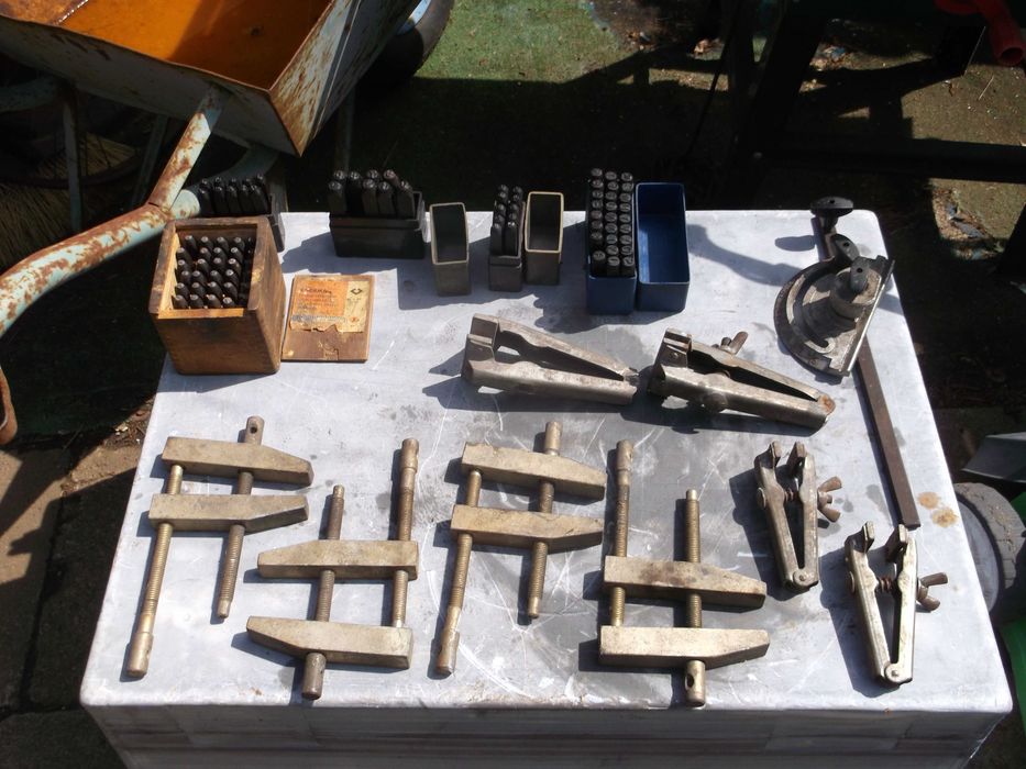 ściski stalowe i żabki zaciskowe z epoki prlu