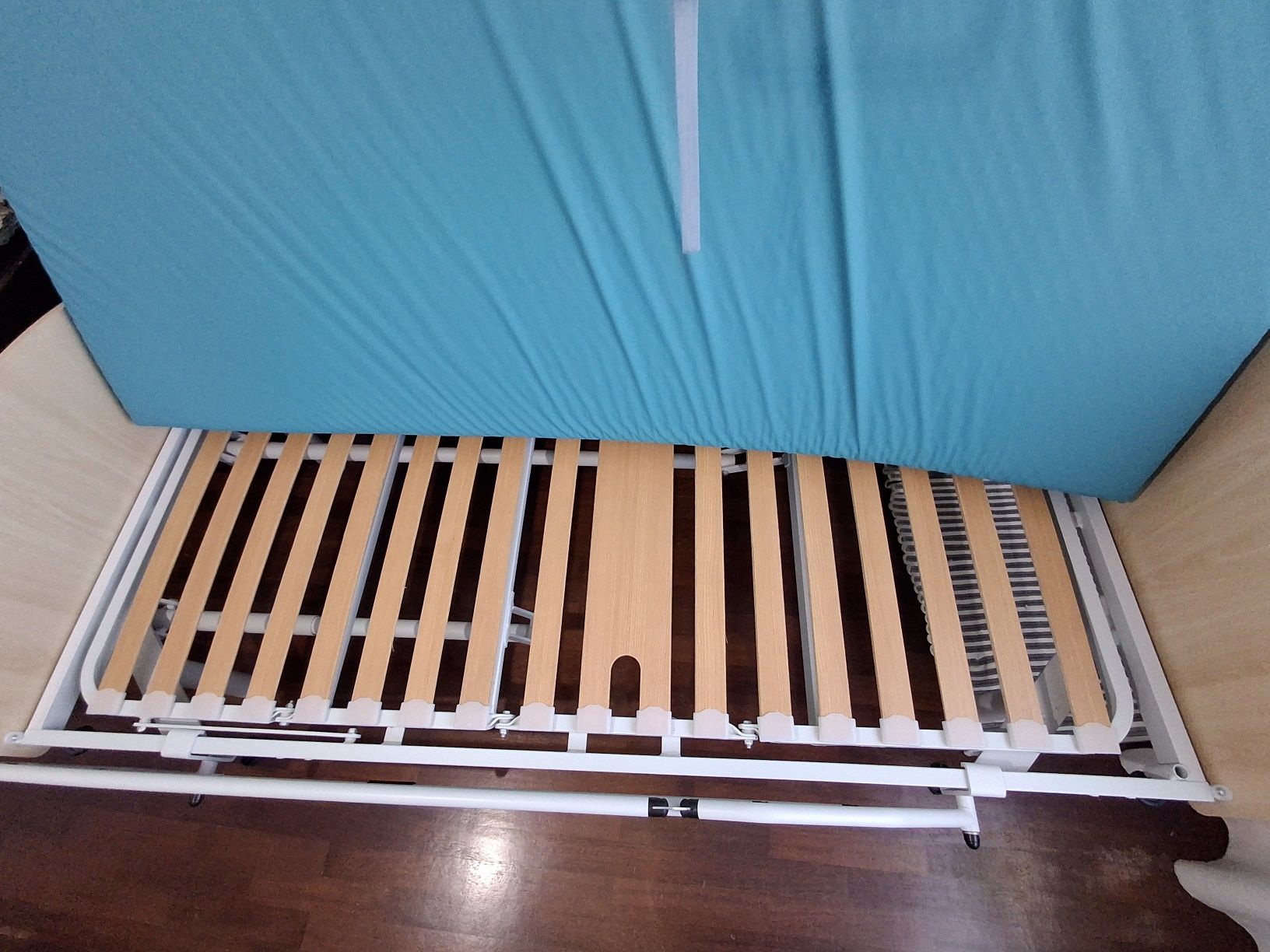 Cama articulada com colchão como nova c/rodas
