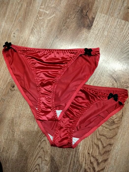 Різні в фото,шикарні трусики,атласні,трикотажні.Маю багато білизни.