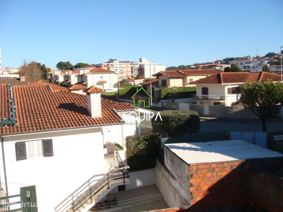 Prédio Misto, com duas habitações em Vila das Aves - Santo Tirso.
