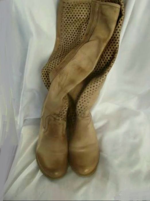 Botas lindas camel em pele manchada com furinhos