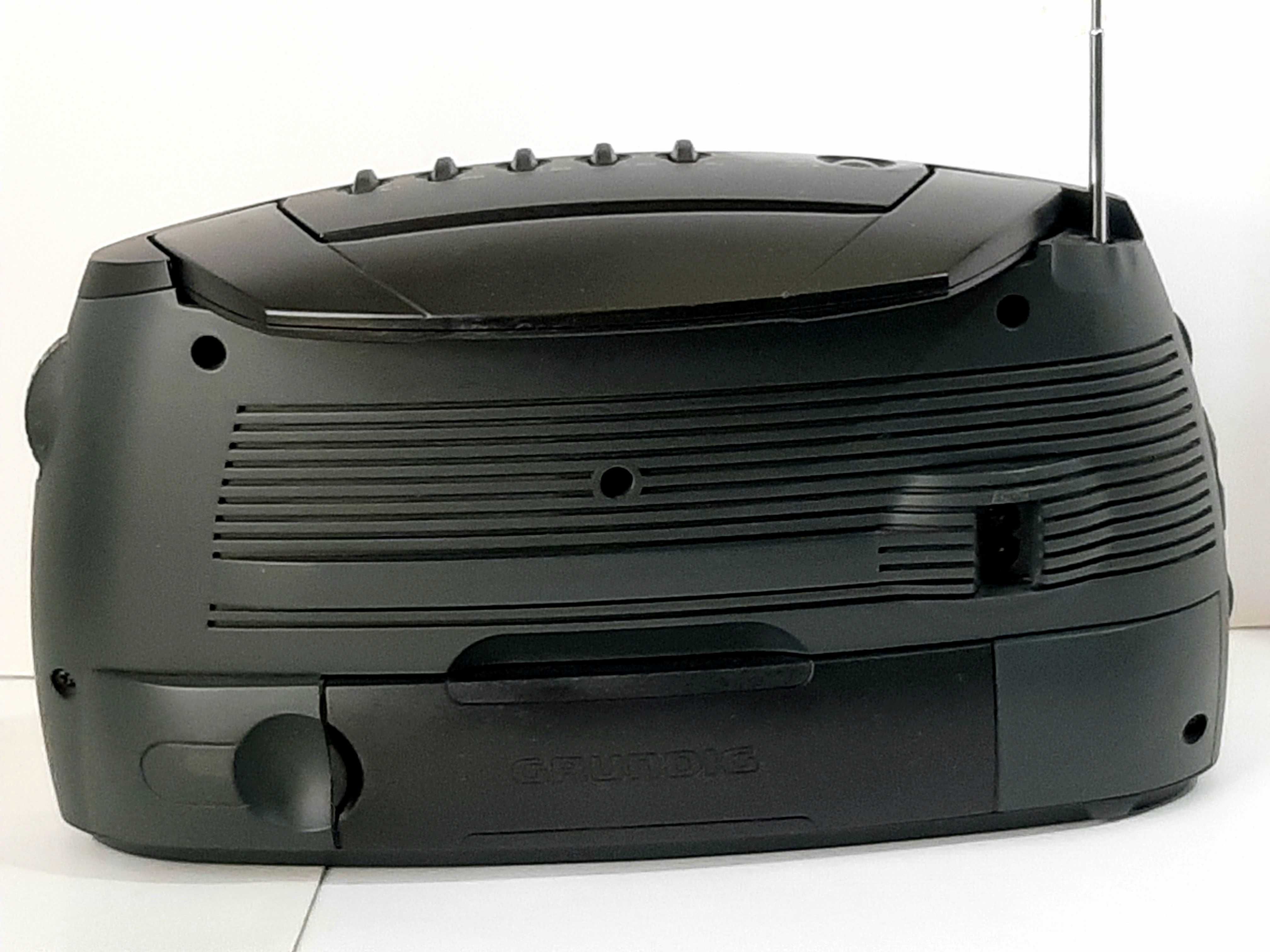Радиоприемник  Грюндиг  GRUNDIG  Идеальный  FM, LW, MW, SW1-2