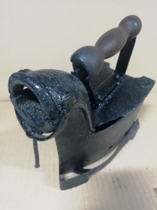 Ferro de engomar a carvão