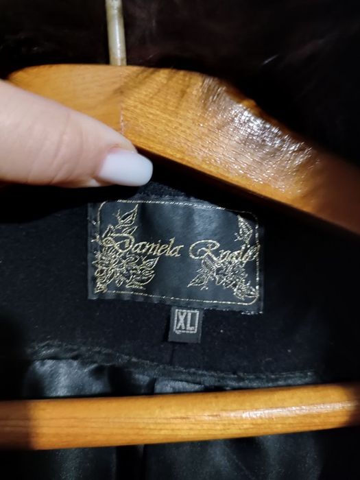 Чорне пальто з хутряним коміром.