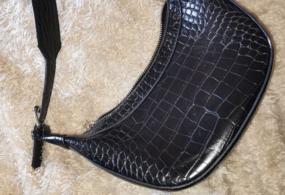 Torebka z paskiem Bershka