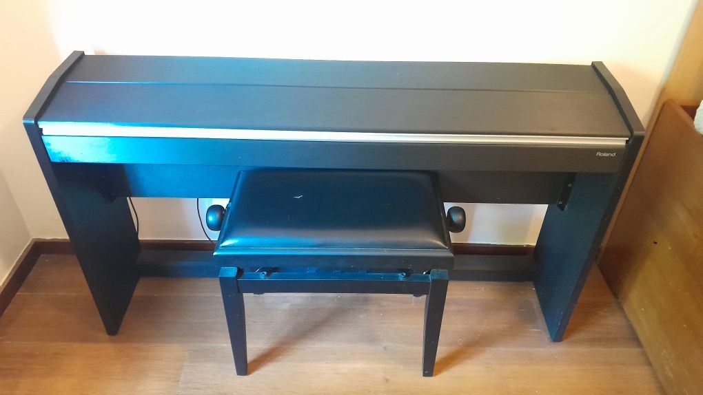 Piano Roland com banco